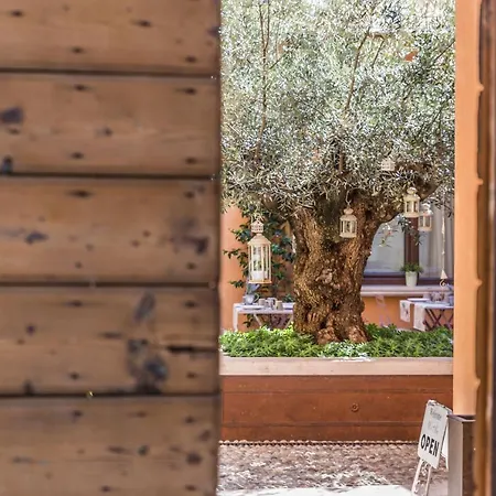 לינה וארוחת בוקר Antico Borgo Con - Adults Only מנרבה דל גארדה